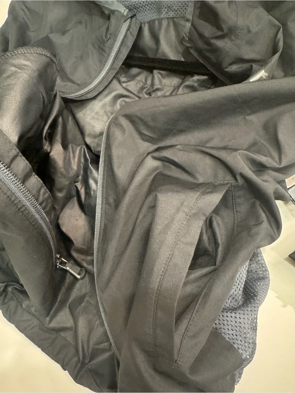 Under Armour youth windbreaker jacket featuring a full-zip closure and hood sz M